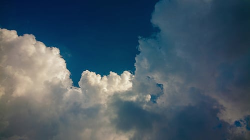 Blauer Himmel bewegte Wolken