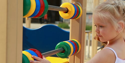 Mutter und Tochter auf dem Spielplatz