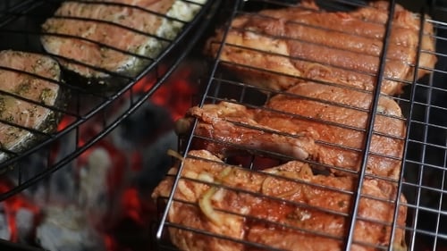 Fleisch auf dem Grill mit Flammen Nahaufnahme