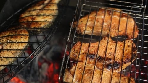 Fleisch auf dem Grill mit Flammen Nahaufnahme