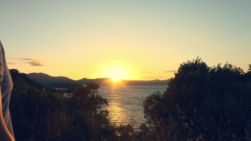 Viel Spaß beim erfolgreichen Sieg Mann bei Sonnenuntergang oder