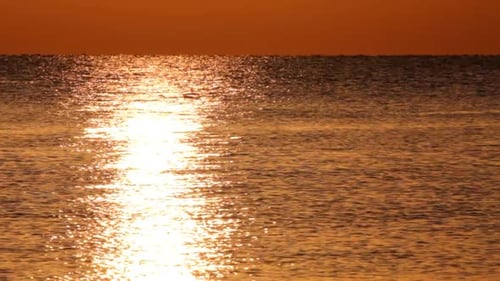 Reflexão do nascer do sol sobre o mar 3