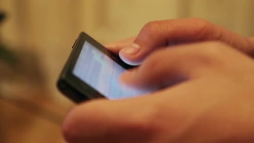 Männerhände drucken Text auf Smartphone 2