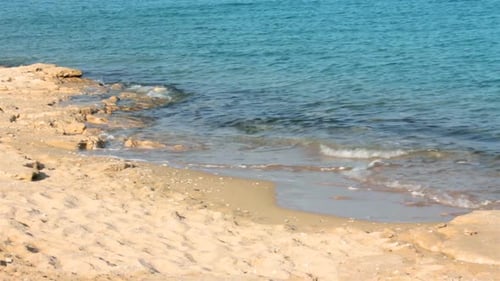 Türkisfarbenes Meer, Wasser, Wellen und Sandstrand 12