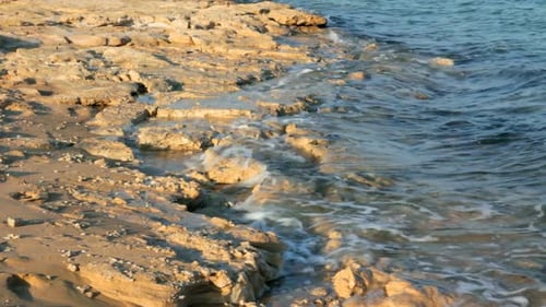Türkisfarbenes Meer, Wellen und Steine 6