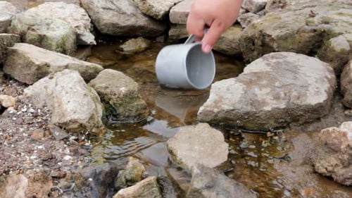 Trinken in der Nähe von Quellwasser
