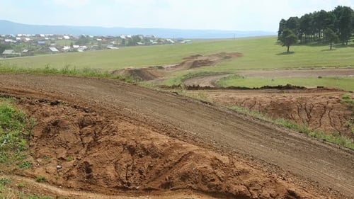 Compétition de motocross sur une route vallonnée 1
