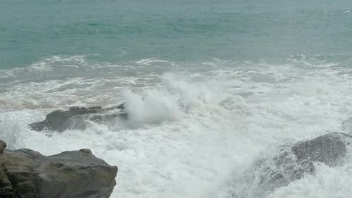 Grandes olas estrellándose en la playa de piedra - 2
