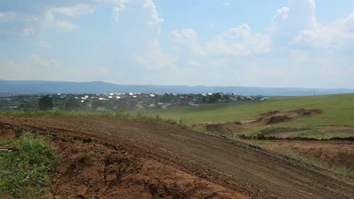 Compétition de motocross sur une route vallonnée 2
