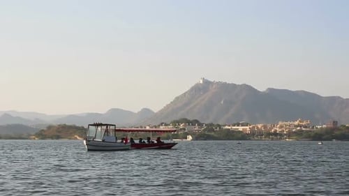 Bateau flottant sur le lac Pichola à Udaipur en Inde