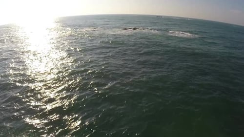 Survoler les vagues et les pierres au lever du soleil 1