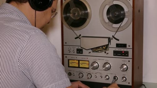 Man Headphones Bobine Magnétophone 2