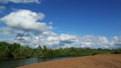 Sommerlandschaft Fluss Und Wolken -