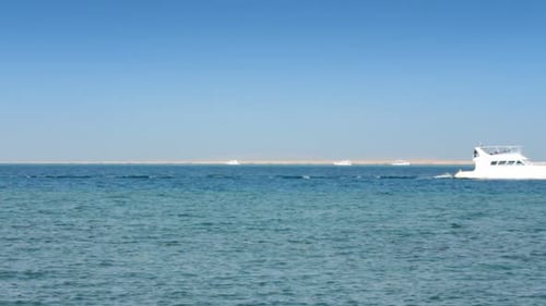 Weißes Schiff segelt im türkisfarbenen Meer