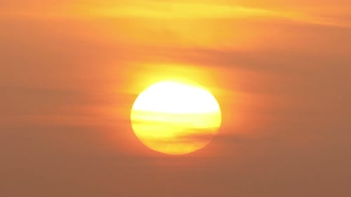 Großer Sonnenaufgang hautnah zwischen den Wolken