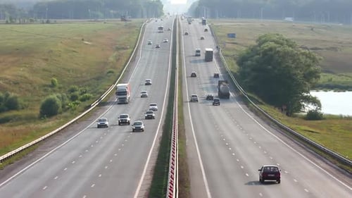 Autos, die auf dem Highway unterwegs sind