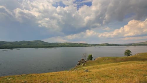 Wunderschöne Landschaft See zwischen Hügeln - Südural, Russland 2