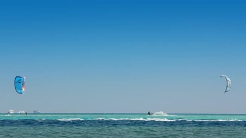 Kitesurfen - Surfer auf der blauen Meeresoberfläche 4