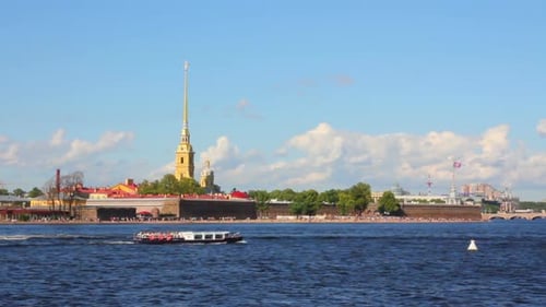 Rio Neva, no centro histórico de São Petersburgo, Rússia 3