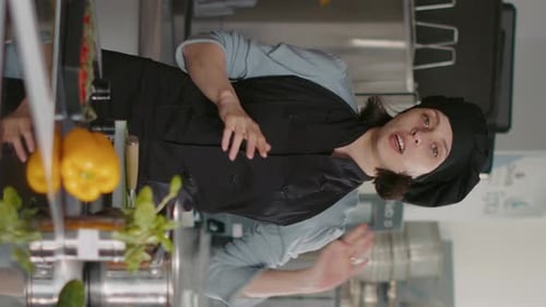 Vertikaler Video-POV des professionellen Kochs, der Kochshow Inhalt mit Lebensmitteln macht