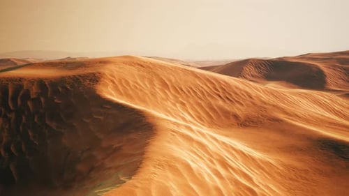 Sonnenuntergang über den Sanddünen in der Wüste