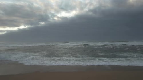Meer und Regenwolken