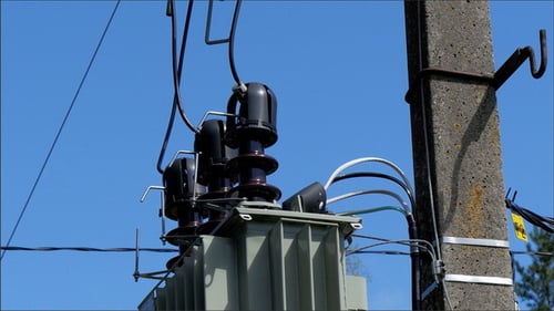 Große Transformatoren und Kabel an der Post