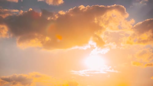 Cielo nublado al atardecer con nubes esponjosas