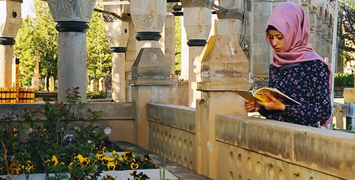 Beten auf dem Friedhof
