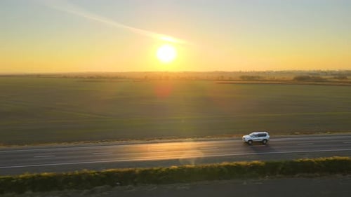 Luftaufnahme der Intercity Road mit schnell fahrenden Autos bei Sonnenuntergang