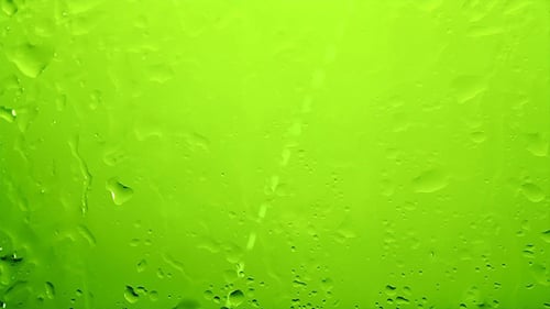 Wassertropfen spritzen auf Glas