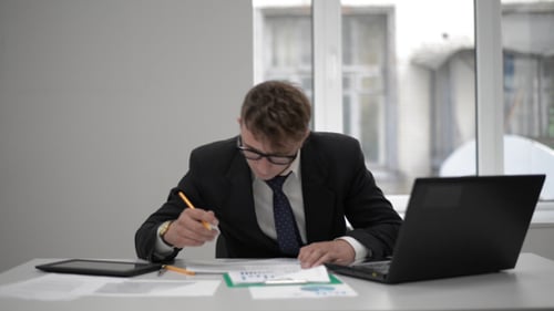 Online-Geschäft und Papierarbeit