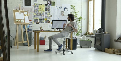 Kreative Person arbeitet im Büro der Agentur