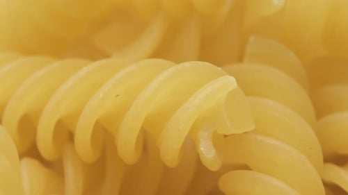 Rohe ungekochte trockene italienische Fusili-Nudeln. Korkenzieher-Spiralform