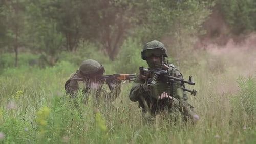 Soldats camouflés avec des fusils d'assaut sortis de l'embuscade sur le terrain Action militaire dans le