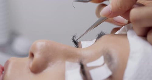 Extensão de cílios no salão de beleza