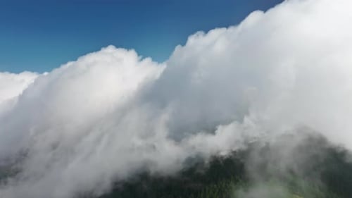 Große Wolkenformation bewegt sich über dem Gipfel des Berges
