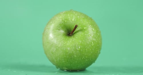 Frischer grüner Apfel mit Wassertropfen.
