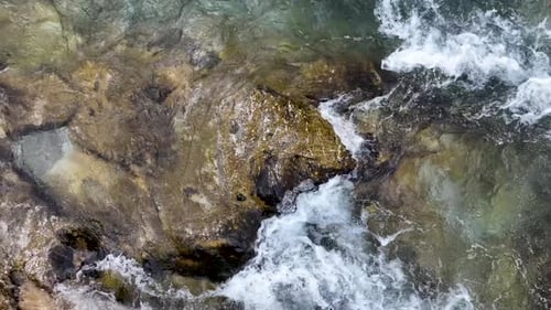 Río de montaña en lo alto de las montañas vista aérea 4 K