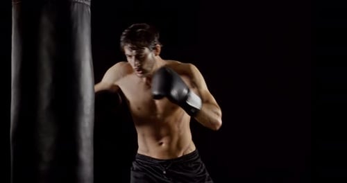 Sportliches Training Boxen für Männer in Zeitlupe