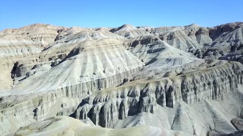 Montañas de colores de Aktau en la estepa