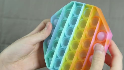 Plastikblasen-Spiel.
