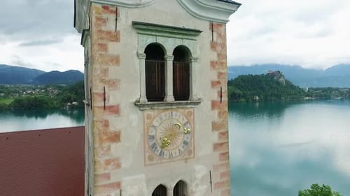 Kirchturmuhr mit Panoramablick auf See und Berge