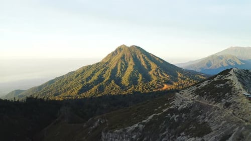 Drohnenflug in Richtung Mount Merapi