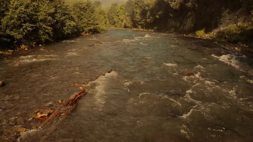 Rapid River fließt über die Felsen