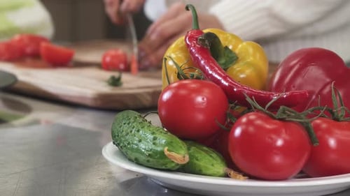 Frau kocht vegetarisches Essen zu Hause Leckeres Gemüse auf der Vorderseite