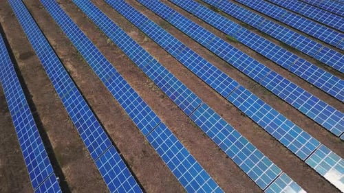Großes Feld von blauen Photovoltaik-Solarmodulen. Luftaufnahme. Seitwärts nach rechts fliegen.