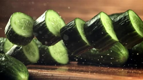 Du concombre frais haché tombe sur la table