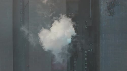 Luftaufnahme. Industrierohre verschmutzen die Atmosphäre mit Rauch.