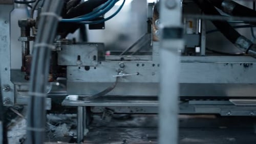 Closeup Kartonverpackungsautomat arbeitet automatisch bei der Herstellung